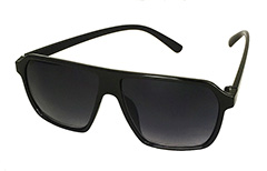 Zwarte miljonairs zonnebril in simpel ontwerp.