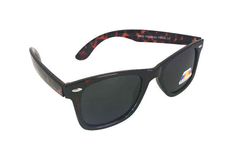 Polaroid Wayfarer zonnebril in donker rood / bruin  - sunlooper.nl - billede 2