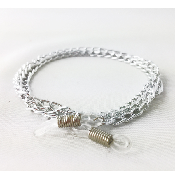 Zilverkleurige brillenketting.