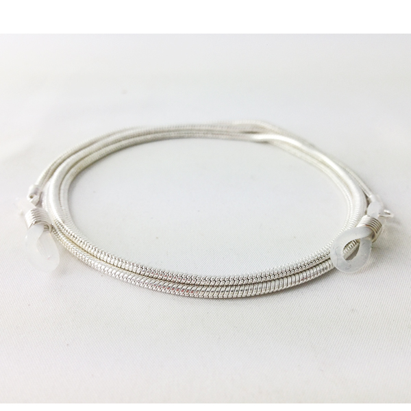 Zilverkleurige brillenketting.