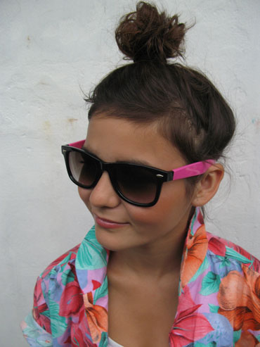Zwart met roze wayfarer zonnebril - sunlooper.nl - billede 2